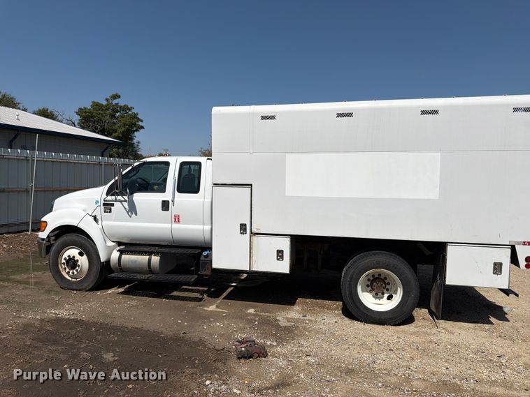 image for item YA3286 2015 Ford F750 Super Duty chipper truck