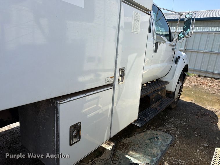 image for item YA3286 2015 Ford F750 Super Duty chipper truck