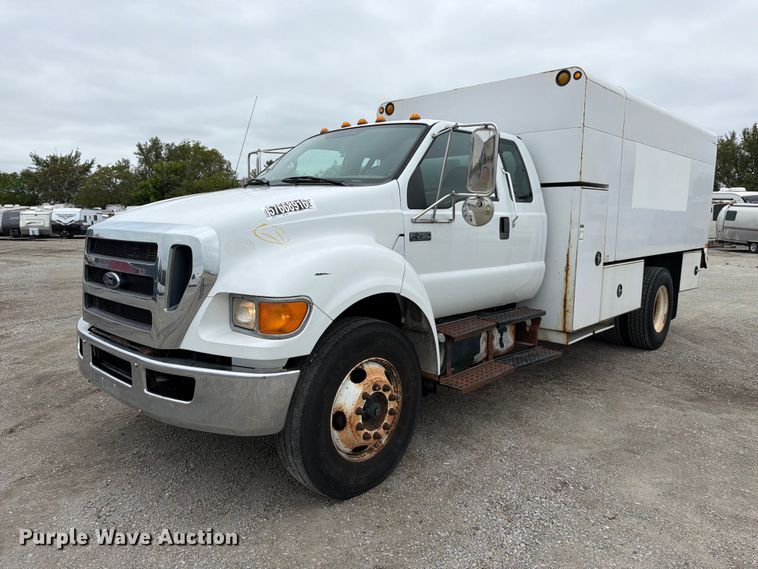 image for item YA3900 2010 Ford F750 Super Duty chipper truck