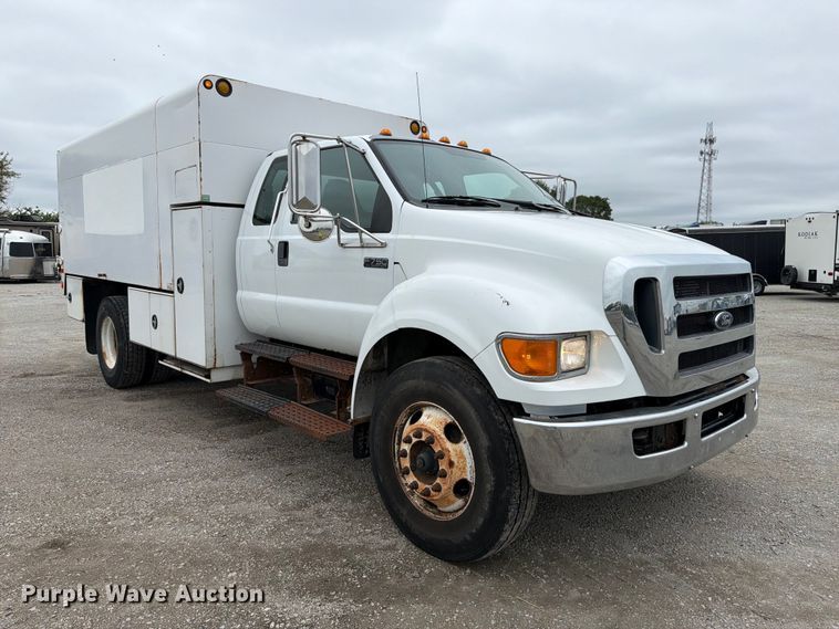 image for item YA3900 2010 Ford F750 Super Duty chipper truck