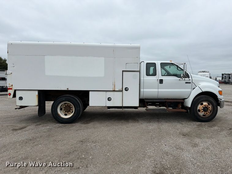 image for item YA3900 2010 Ford F750 Super Duty chipper truck