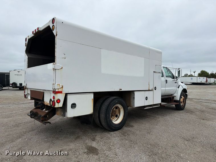image for item YA3900 2010 Ford F750 Super Duty chipper truck