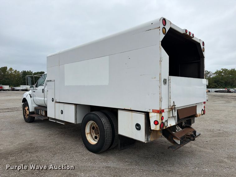 image for item YA3900 2010 Ford F750 Super Duty chipper truck