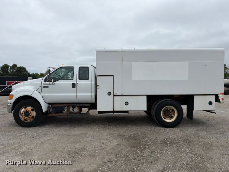 image for item YA3900 2010 Ford F750 Super Duty chipper truck