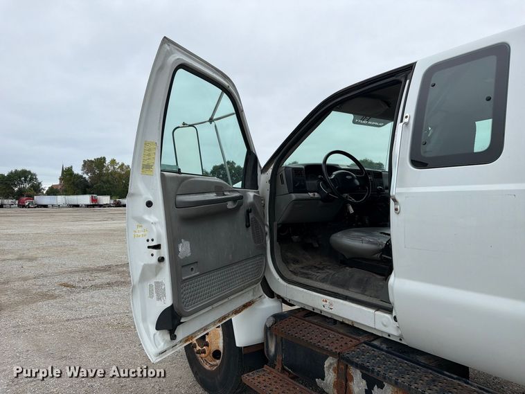 image for item YA3900 2010 Ford F750 Super Duty chipper truck