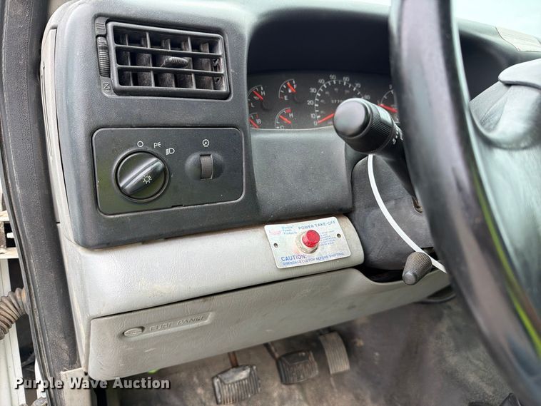 image for item YA3900 2010 Ford F750 Super Duty chipper truck