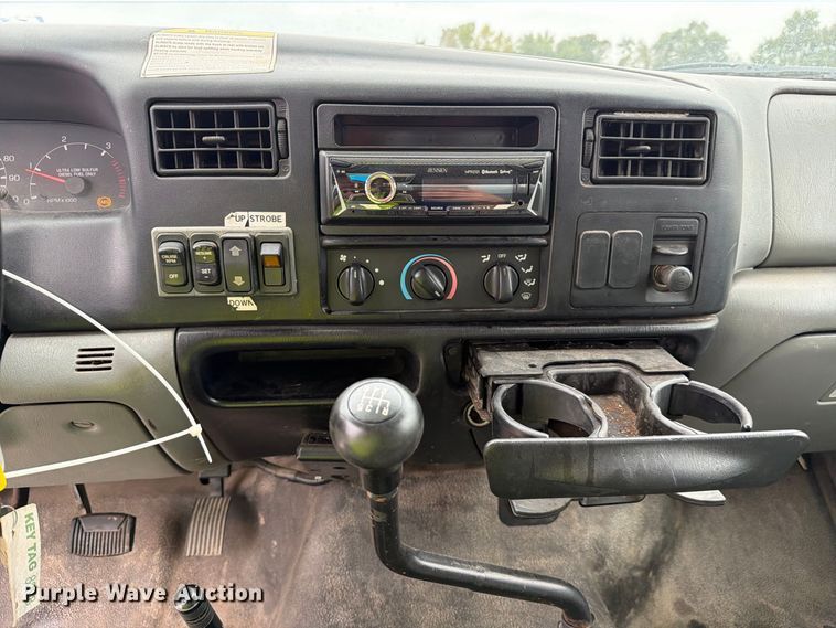 image for item YA3900 2010 Ford F750 Super Duty chipper truck