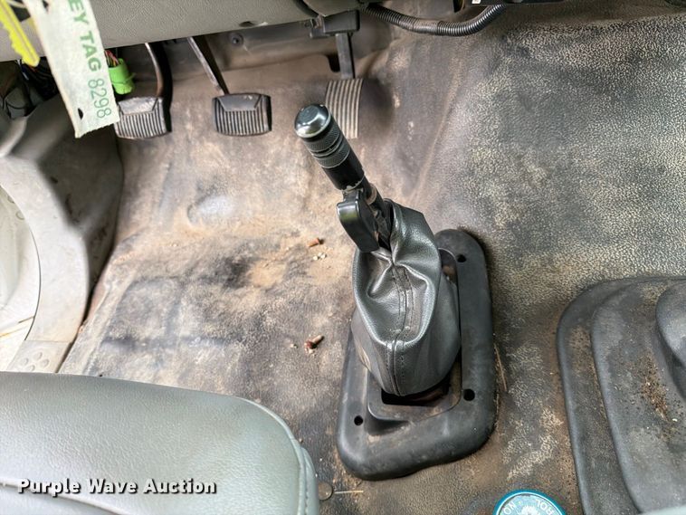image for item YA3900 2010 Ford F750 Super Duty chipper truck