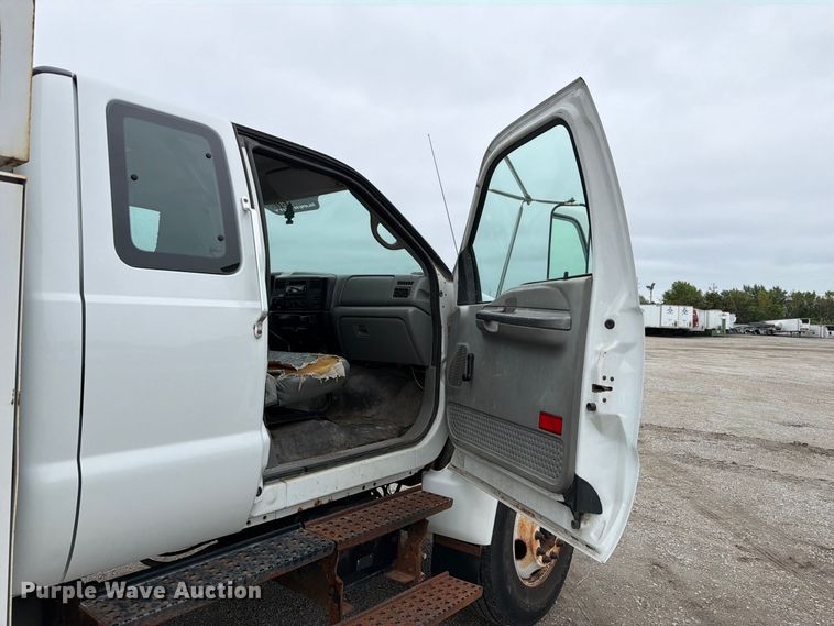 image for item YA3900 2010 Ford F750 Super Duty chipper truck
