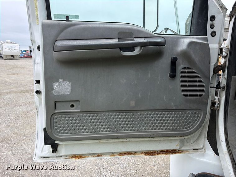 image for item YA3900 2010 Ford F750 Super Duty chipper truck