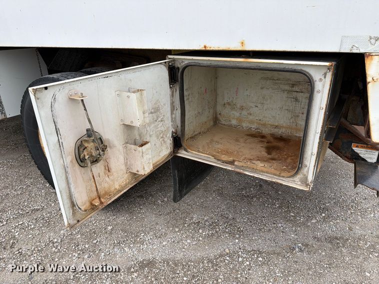 image for item YA3900 2010 Ford F750 Super Duty chipper truck