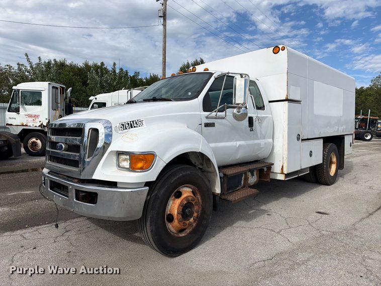image for item YA3902 2010 Ford F750 Super Duty chipper truck