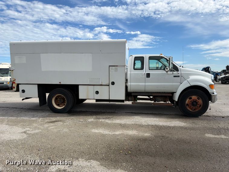 image for item YA3902 2010 Ford F750 Super Duty chipper truck