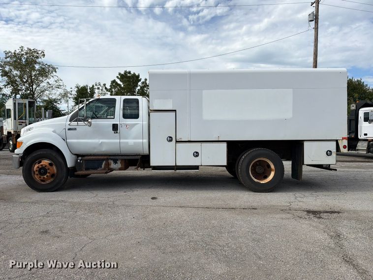 image for item YA3902 2010 Ford F750 Super Duty chipper truck