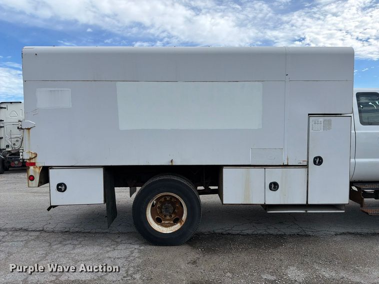image for item YA3902 2010 Ford F750 Super Duty chipper truck