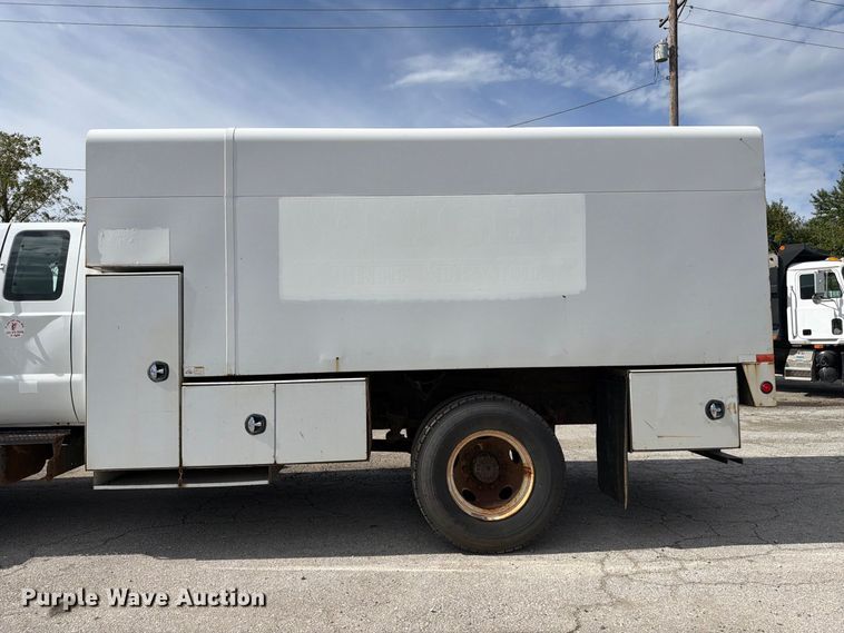 image for item YA3902 2010 Ford F750 Super Duty chipper truck