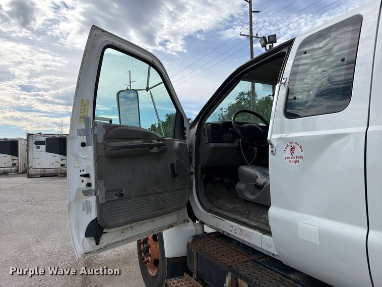 image for item YA3902 2010 Ford F750 Super Duty chipper truck