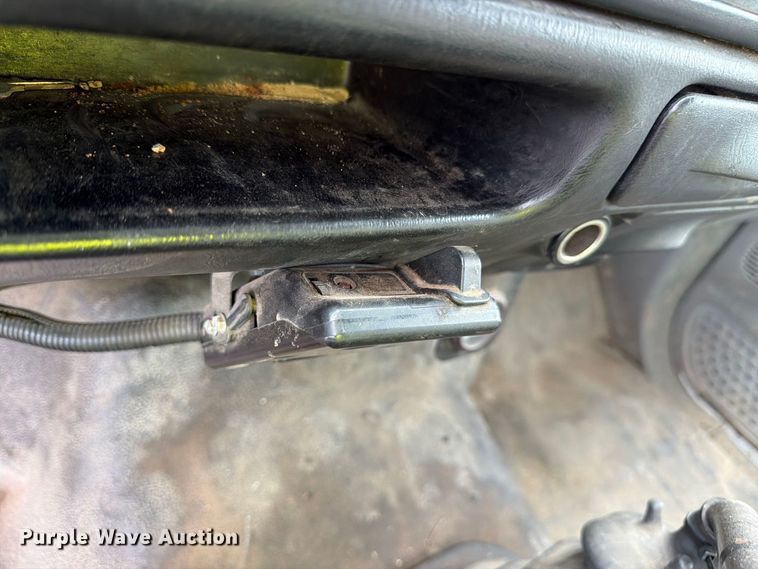 image for item YA3902 2010 Ford F750 Super Duty chipper truck