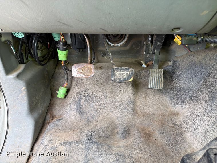 image for item YA3902 2010 Ford F750 Super Duty chipper truck