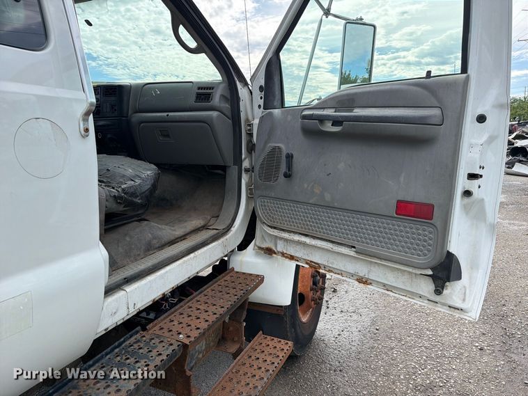 image for item YA3902 2010 Ford F750 Super Duty chipper truck