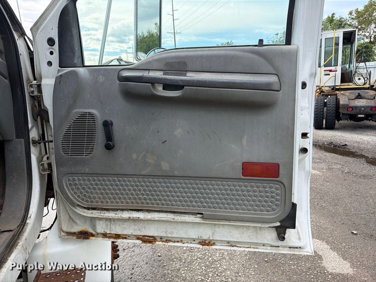 image for item YA3902 2010 Ford F750 Super Duty chipper truck
