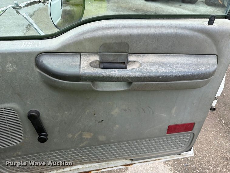 image for item YA3902 2010 Ford F750 Super Duty chipper truck