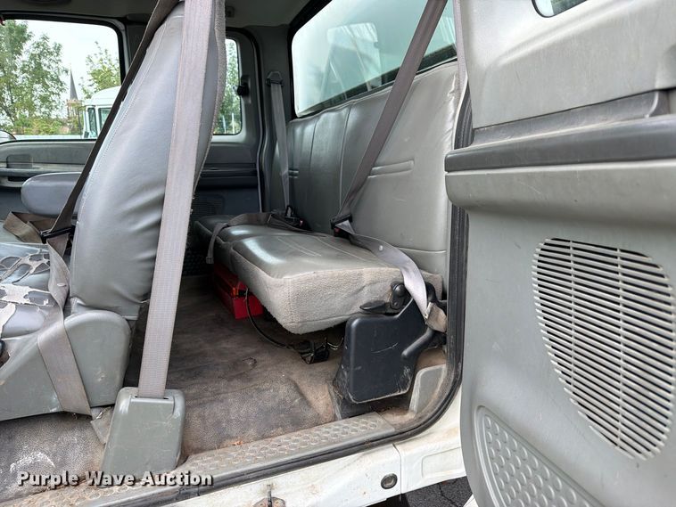 image for item YA3902 2010 Ford F750 Super Duty chipper truck