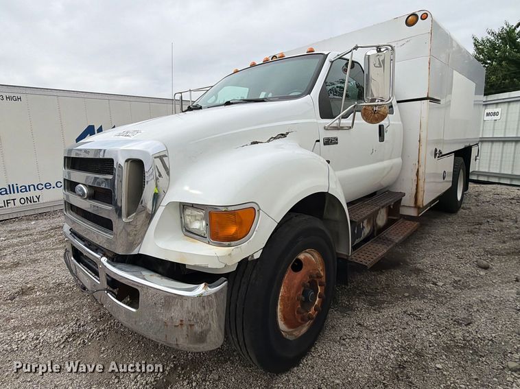image for item YA3904 2010 Ford F750 Super Duty chipper truck
