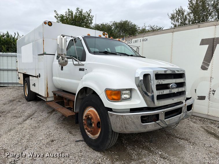 image for item YA3904 2010 Ford F750 Super Duty chipper truck