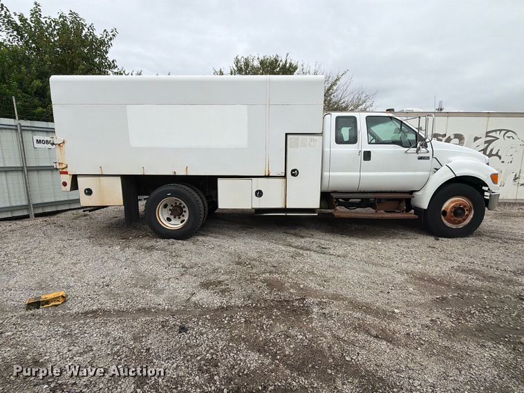 image for item YA3904 2010 Ford F750 Super Duty chipper truck