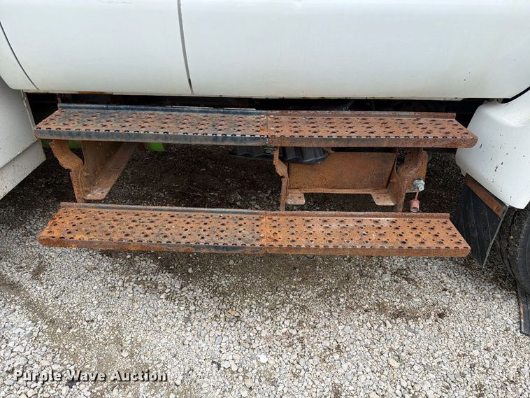 image for item YA3904 2010 Ford F750 Super Duty chipper truck