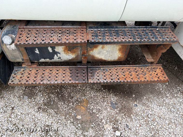 image for item YA3904 2010 Ford F750 Super Duty chipper truck
