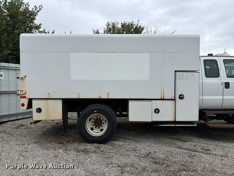 image for item YA3904 2010 Ford F750 Super Duty chipper truck