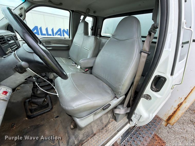 image for item YA3904 2010 Ford F750 Super Duty chipper truck