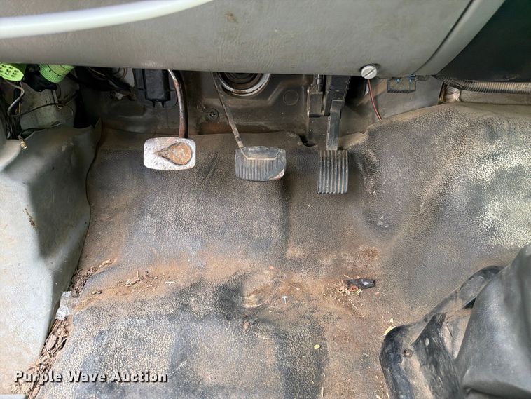image for item YA3904 2010 Ford F750 Super Duty chipper truck