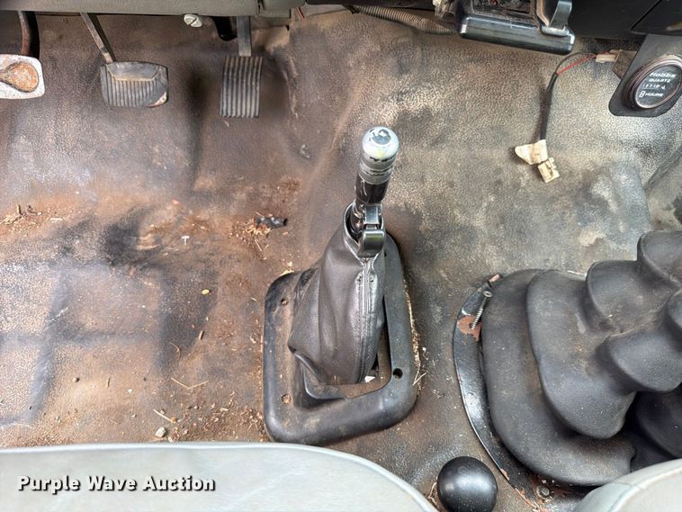 image for item YA3904 2010 Ford F750 Super Duty chipper truck