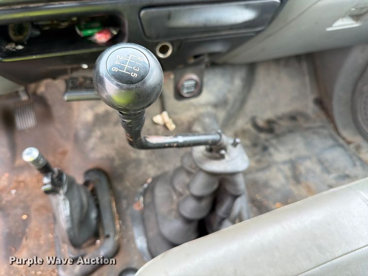 image for item YA3904 2010 Ford F750 Super Duty chipper truck