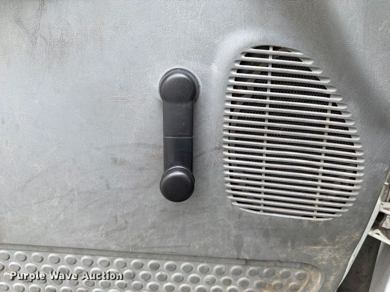 image for item YA3904 2010 Ford F750 Super Duty chipper truck