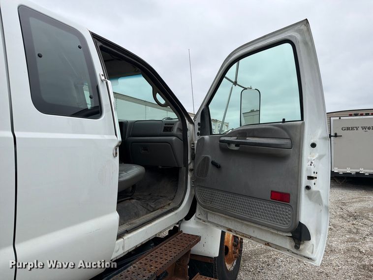 image for item YA3904 2010 Ford F750 Super Duty chipper truck