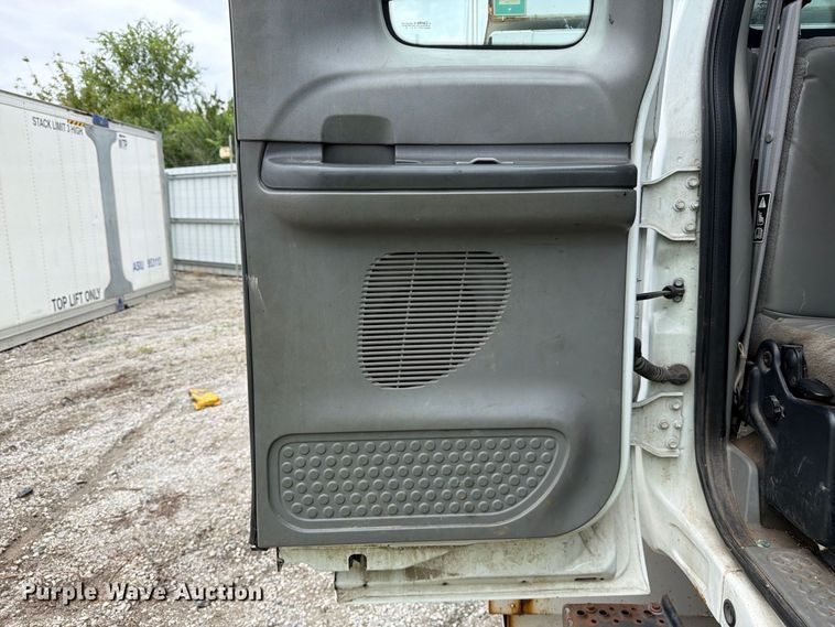 image for item YA3904 2010 Ford F750 Super Duty chipper truck