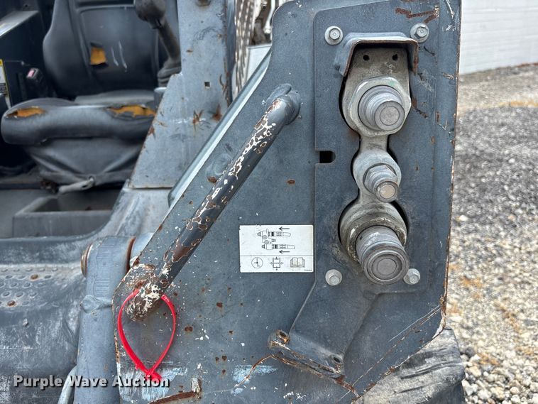 image for item YA3918 2018 John Deere 324E skid steer loader