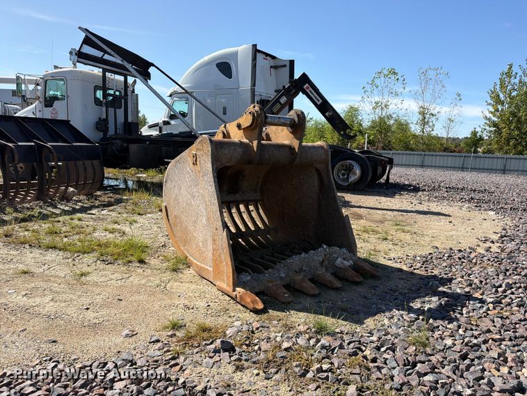 Rockland excavator rock bucket
