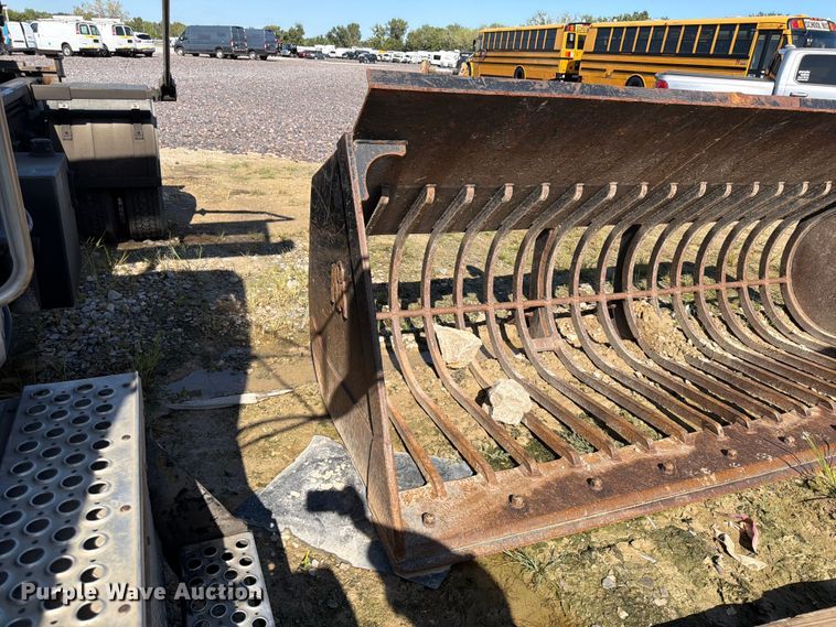 image for item YA4579 Loader rock bucket