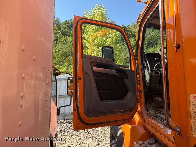 image for item YA4708 2020 Kenworth T880 dump truck