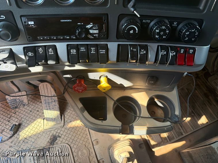 image for item YA4708 2020 Kenworth T880 dump truck