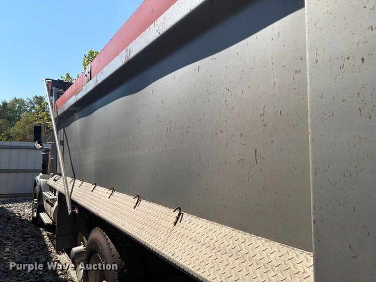 image for item YA4710 2016 Kenworth T800 dump truck
