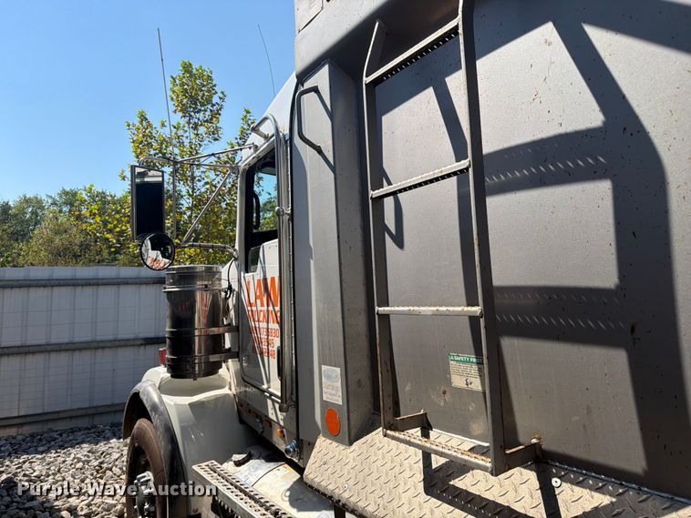 image for item YA4710 2016 Kenworth T800 dump truck
