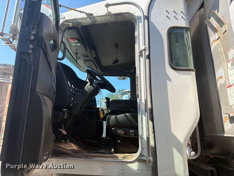image for item YA4710 2016 Kenworth T800 dump truck