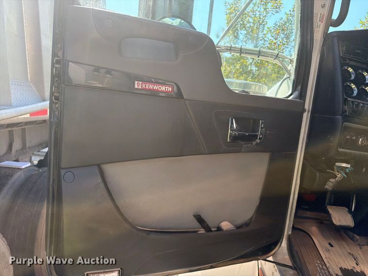 image for item YA4710 2016 Kenworth T800 dump truck