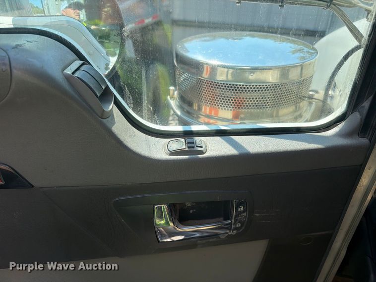 image for item YA4710 2016 Kenworth T800 dump truck